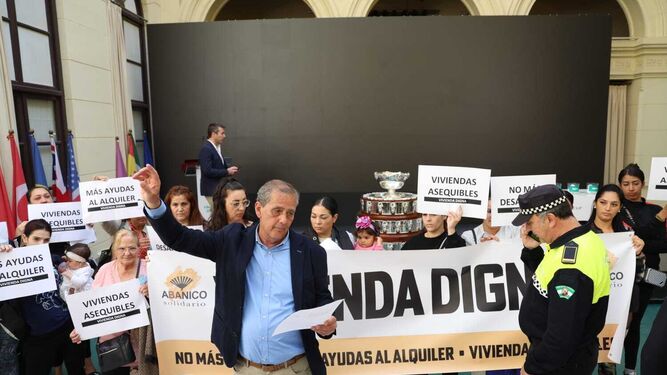 Álvarez durante la lectura del comunicado con el que ha iniciado el encierro de 24 horas en el Ayuntamiento de Málaga.