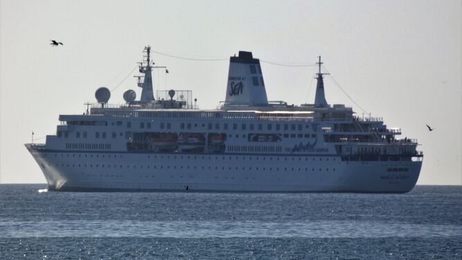 Crucero 'World Odyssey' fondeado frente a la malagueta con 625 universitarios a bordo.