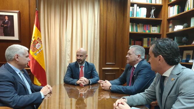 Reunión del subdelegado del Gobierno en Málaga con el Hermano Mayor de la Cofradía de El Rico, Ramón Varea