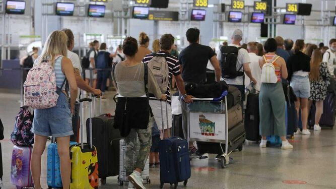 Pasajeros aguardando cola frente a un mostrador de facturación en el aeropuerto de Málaga.