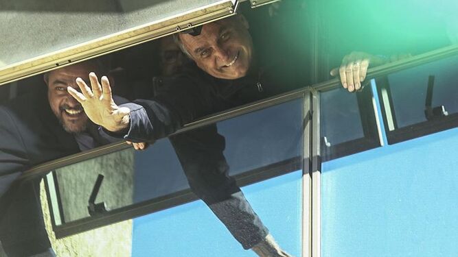 Jair Bolsonaro saluda a sus seguidores desde una ventana de la sede de su partido en Brasilia.