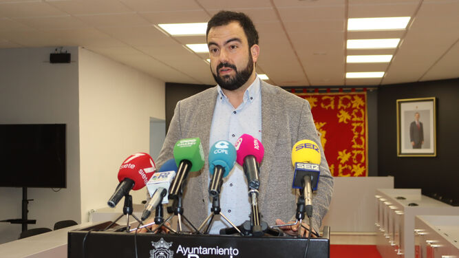 Alberto Serrano durante una rueda de prensa en el Ayuntamiento de Ronda.