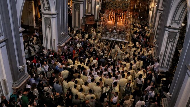 Lágrimas y Favores en su procesión del Domingo de Ramos en Málaga