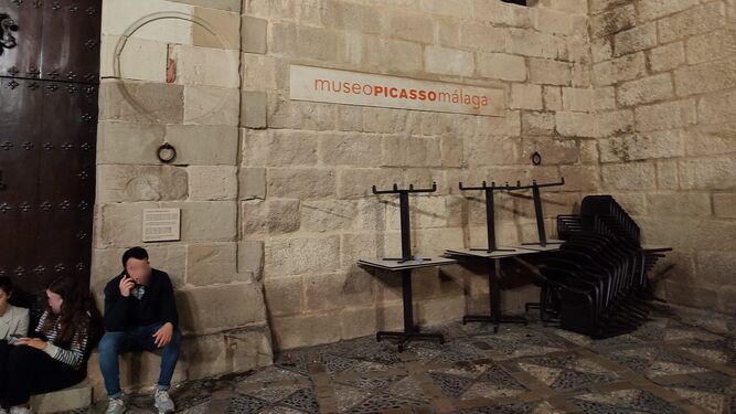 Sillas apiladas junto a la entrada del Museo Picasso.