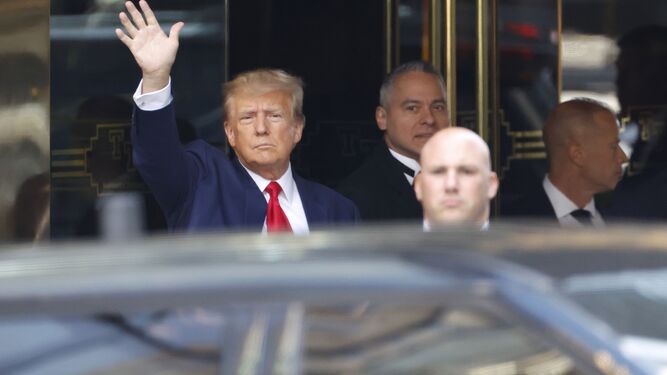 El ex presidente Donald Trump, a la salida de la torre que lleva su nombre en Nueva York.