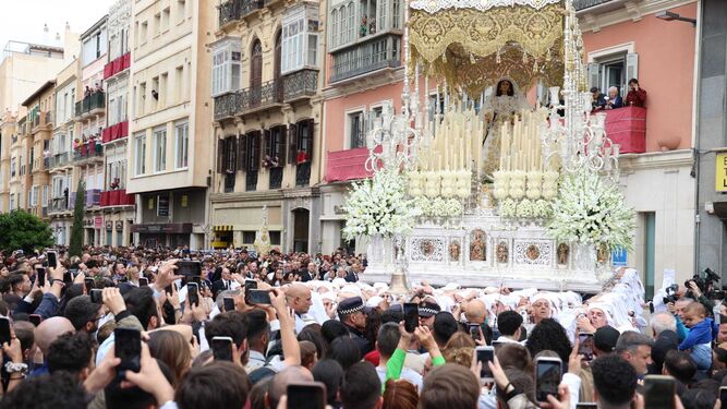 La Virgen del Rocío, la 'Novia de Málaga', saluda a la Tribuna de los Pobres tras tres años de espera.