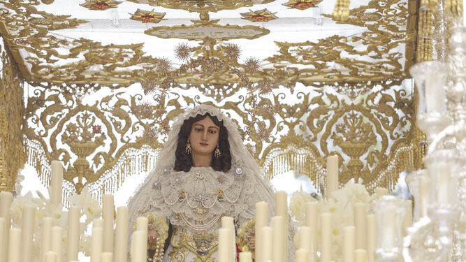 La 'Novia de Málaga, la  Virgen del Rocío, en el Martes Santo