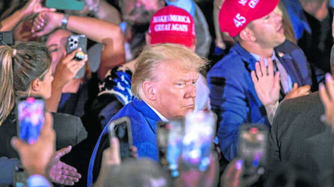 Donald Trump es arropado por los suyos en un evento en Miami.