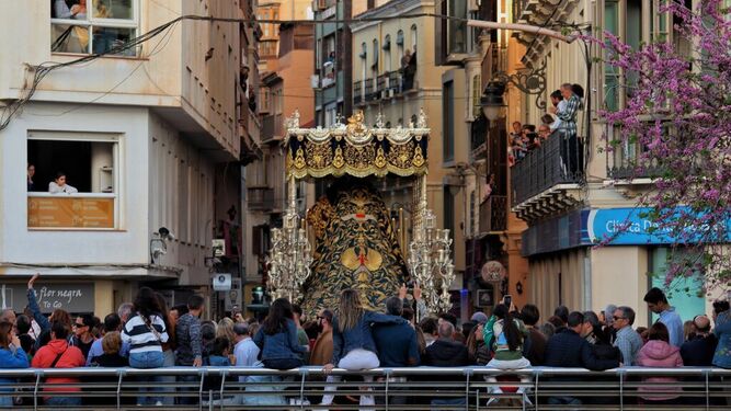 La Virgen del Mayor Dolor entra en la calle Cisneros.