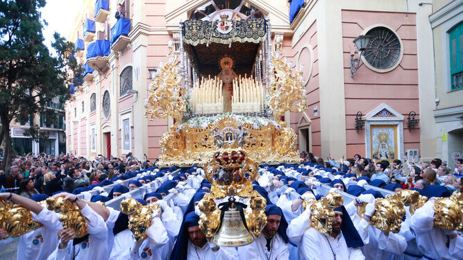 El trono de la Virgen de la Paloma nada más salir de su capilla.