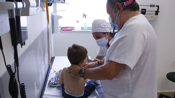 Un niño es atendido por un pediatra.