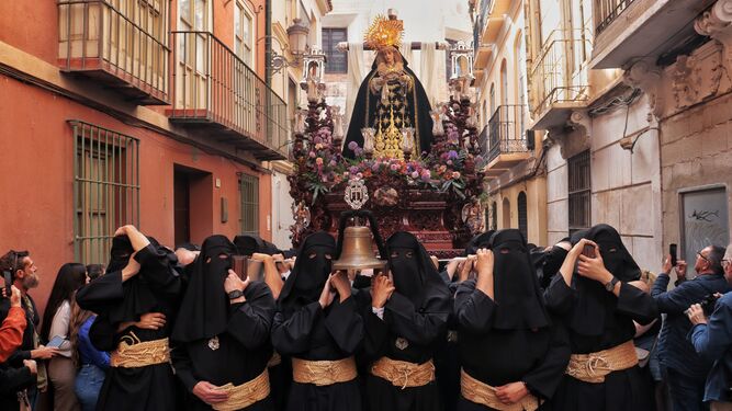 Santa Cruz en el Jueves Santo de Málaga, en imágenes