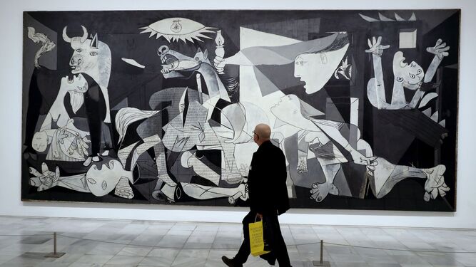 Un visitante pasa frente al Guernica, en el Museo Reina Sofía de Madrid.