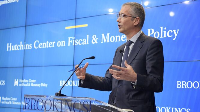 El gobernador del Banco de España, Pablo Hernández de Cos, habla durante un evento organizado por la Institución Brookings, en Washington.