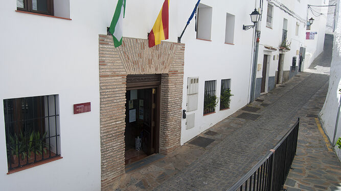 La fachada principal del Ayuntamiento de Casares.