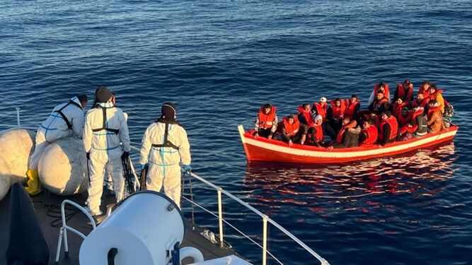 Los guardacostas italianos rescatan una barca de migrantes en el Mediterráneo.
