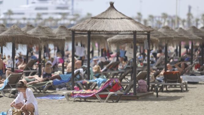 La playa de la Malagueta, en Málaga capital, a rebosar en abril.