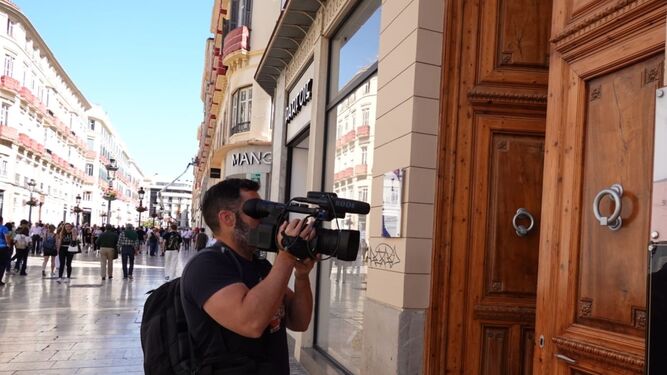 Un fotógrafo toma imágenes del despacho de abogados en el que ha actuado la Guardia Civil