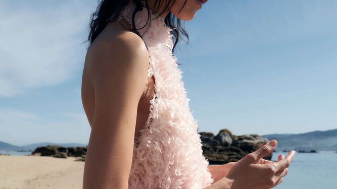 El vestido de plumas de Zara que querrás llevar en todos los eventos de primavera.
