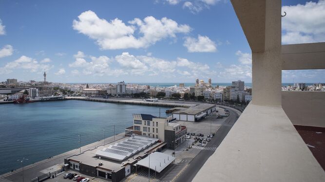 Imagen del puerto de Cádiz visto desde la azotea de uno de los edificios colindantes.