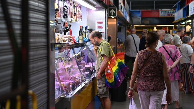 Clientes comprando en uno de los mercados de Málaga.