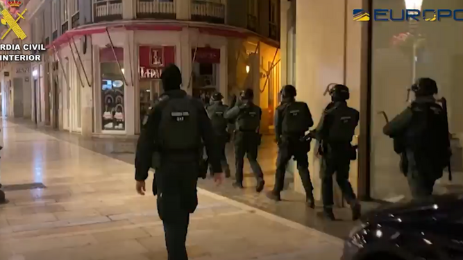 Guardias civiles durante la operación en calle Larios