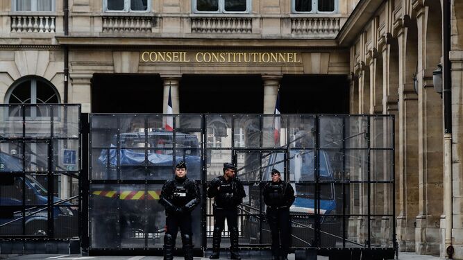 Agentes de la Gendarmería vigilan este viernes la entrada del Consejo Constitucional.