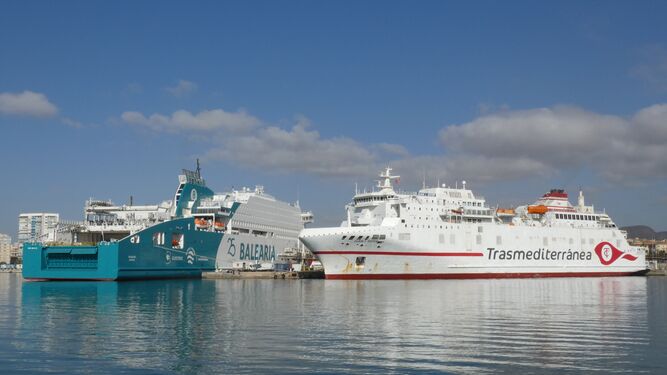 Ferris de Balearia y Trasmediterránea atracados ayer en el puerto de Málaga.