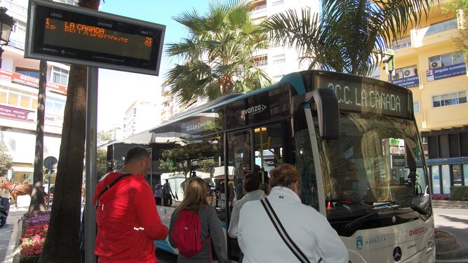 Una parada del transporte urbano en Marbella.