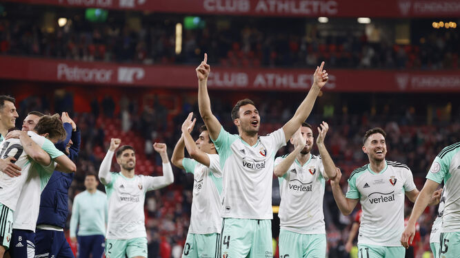 Los jugadores del Osasuna celebran su clasificación para la final de la Copa.