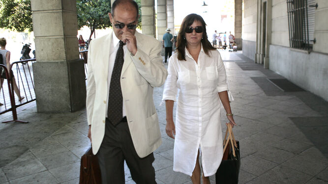 María José Rofa (a la derecha), en una foto de archivo cuando acudió a declarar durante la instrucción del caso ERE.