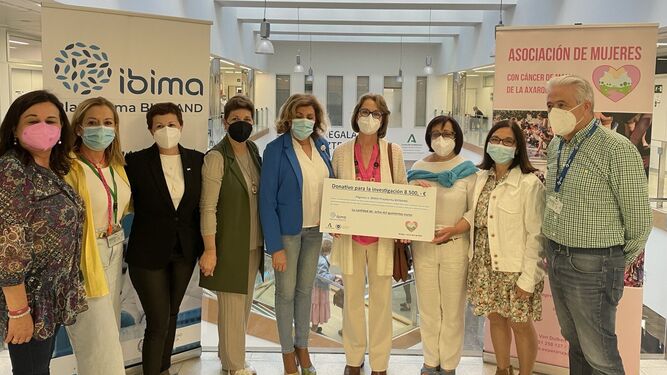 El Ibima recibe una donación de la Asociación Esperanza para investigación del cáncer de mama metastásico