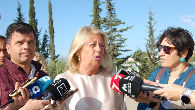La alcaldesa de Marbella, Ángeles Muñoz (C.).