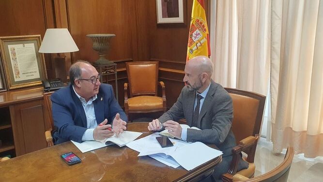El alcalde de Iznate en una reunión con el subdelegado del Gobierno en Málaga
