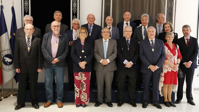 Los homenajeados de la UMA, anteriores rectores y presidentes del Consejo Social.