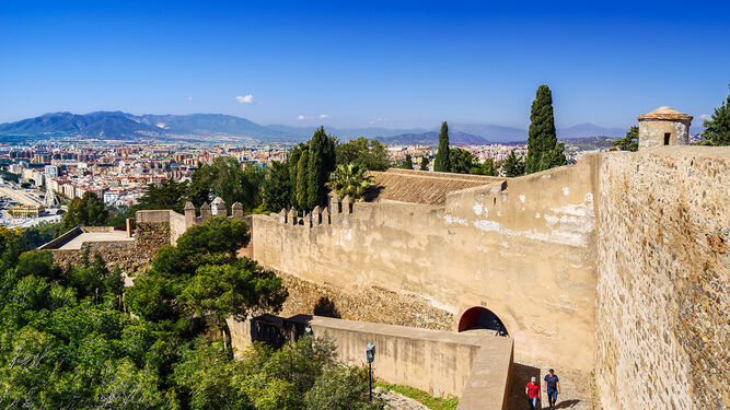 El Castillo de Gibralfaro y la panorámica de Málaga.