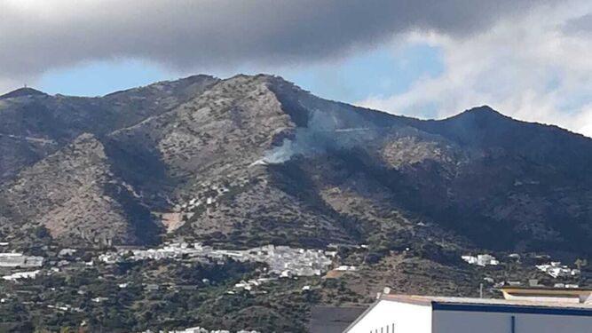 Columna de humo en el incendio forestal de Mijas.