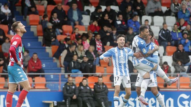 Rubén Castro y Chavarría abrazándose tras el gol ante el Lugo.