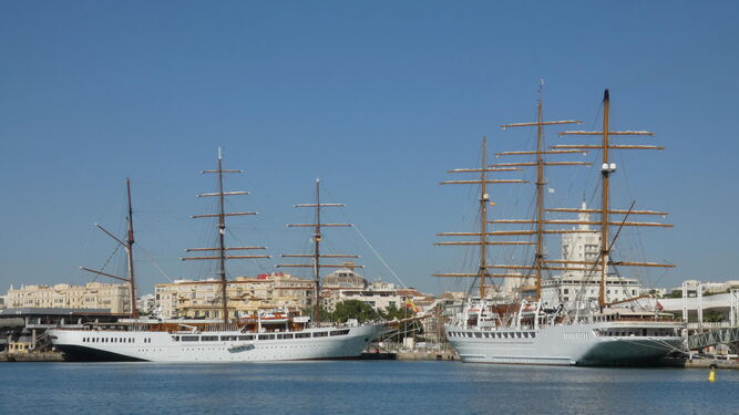‘Sea Cloud Spirit’ y ‘Sea Cloud II’, dos de los cinco barcos de turistas que visitaron ayer el puerto de Málaga.
