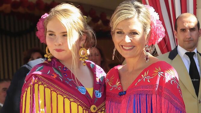 La princesa Amalia y su madre, la reina Máxima, en la Feria de Abril de 2019.
