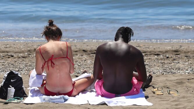 Dos bañistas en una de las playas de Málaga.