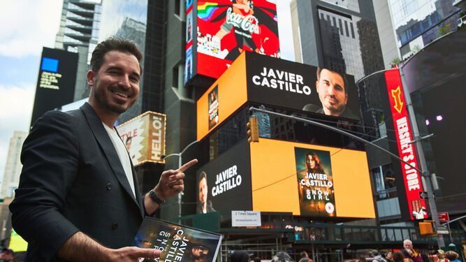 Javier Castillo conquista Times Square con 'La chica de nieve' en inglés