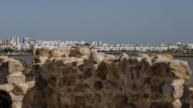 Vista  de la ciudad de San Fernando desde uno de los senderos del Parque Natural de la Bahía de Cádiz.