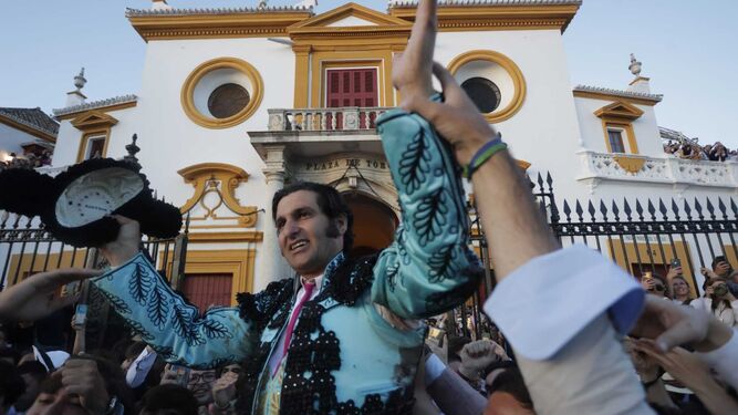 Morante de la Puebla sale a hombros por la Puerta del Príncipe.