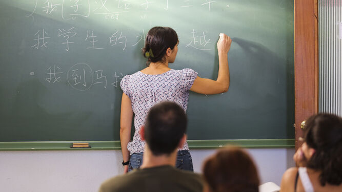 Una profesora imparte chino en la Escuela Oficial de Idiomas de Málaga.