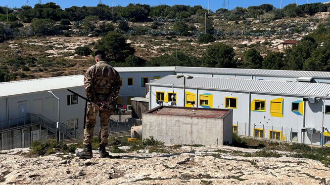 Un soldado del Ejército italiano vigila el único centro de acogida primaria de inmigrantes en la isla de Lampedusa.