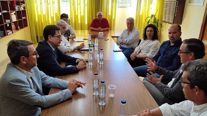 Reunión entre responsables de la Junta de Andalucía, Ayuntamiento de Campillos y del colegio San José.