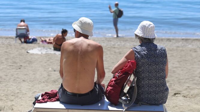 Dos bañistas en una playa de Málaga