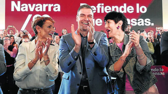 Sánchez participa en un acto junto a la presidenta navarra y candidata a la reelección, María Chivite (izq.), y la candidata a la Alcaldía de Pamplona, Elma Saiz.