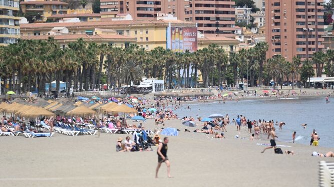 Ambiente en la playa de la Malagueta este domingo.